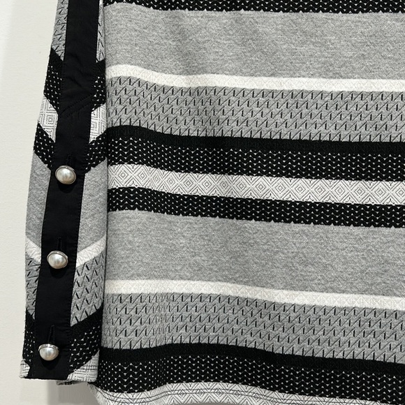 Laundry Shelley Segal striped pearl button pull over sweater black gray - Picture 3 of 8